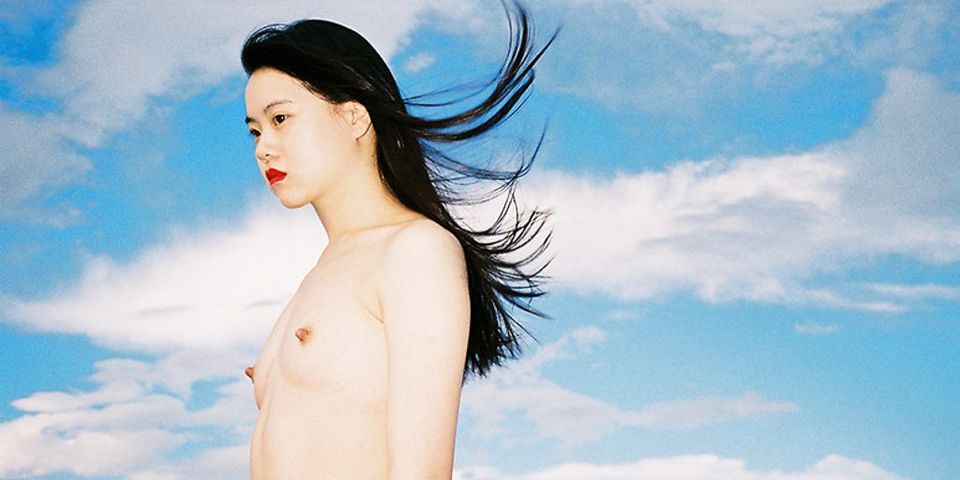 image from Ren Hang, morphologie de l’amour !