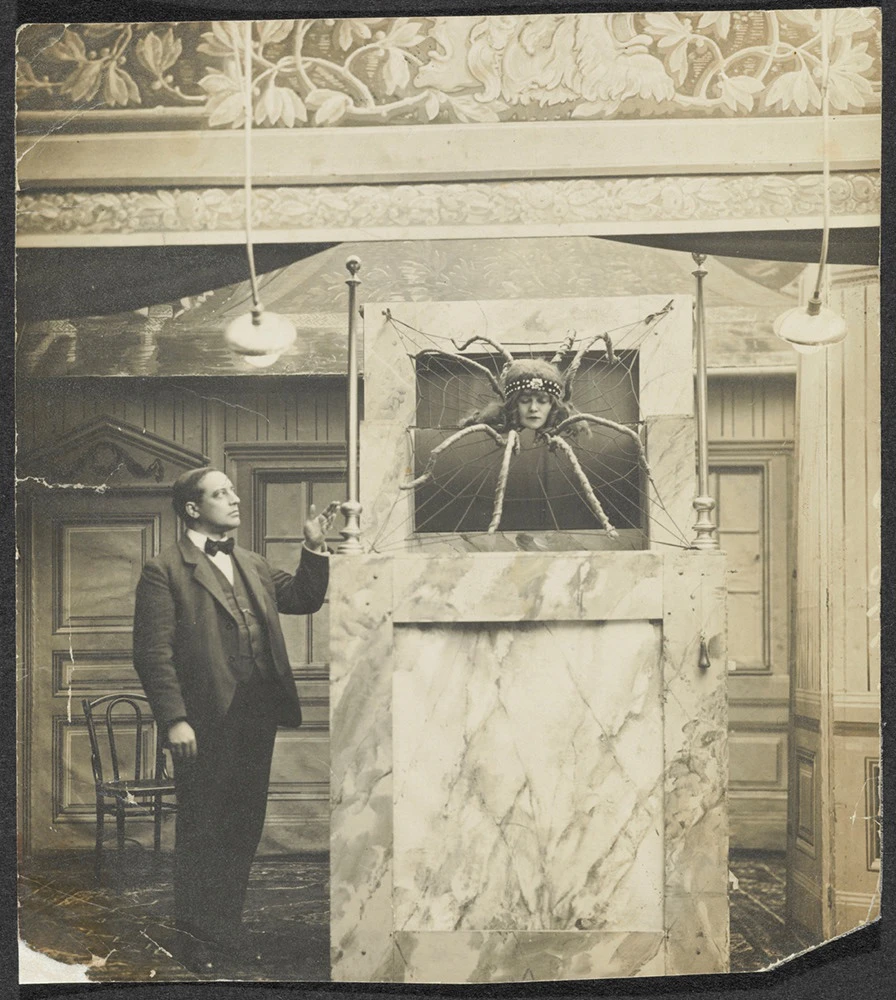 Emmy Hennings en araignée, vers 1915
