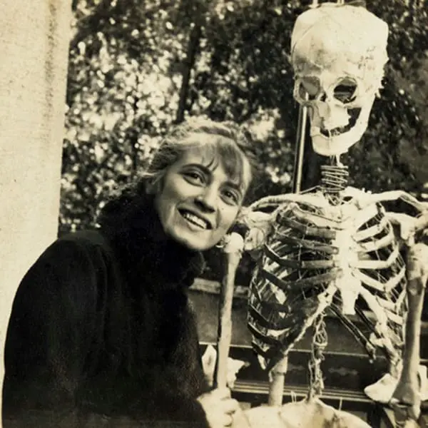 Hermine Moos, portrait photographique avec un squelette anatomique