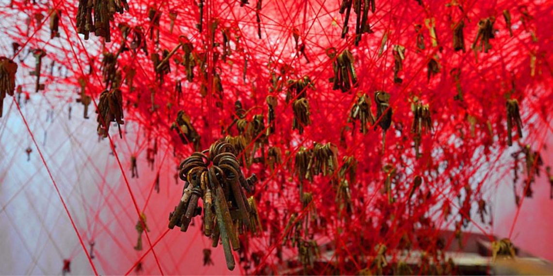 image from Chiharu Shiota mémoire de sang et fils d'Ariane
